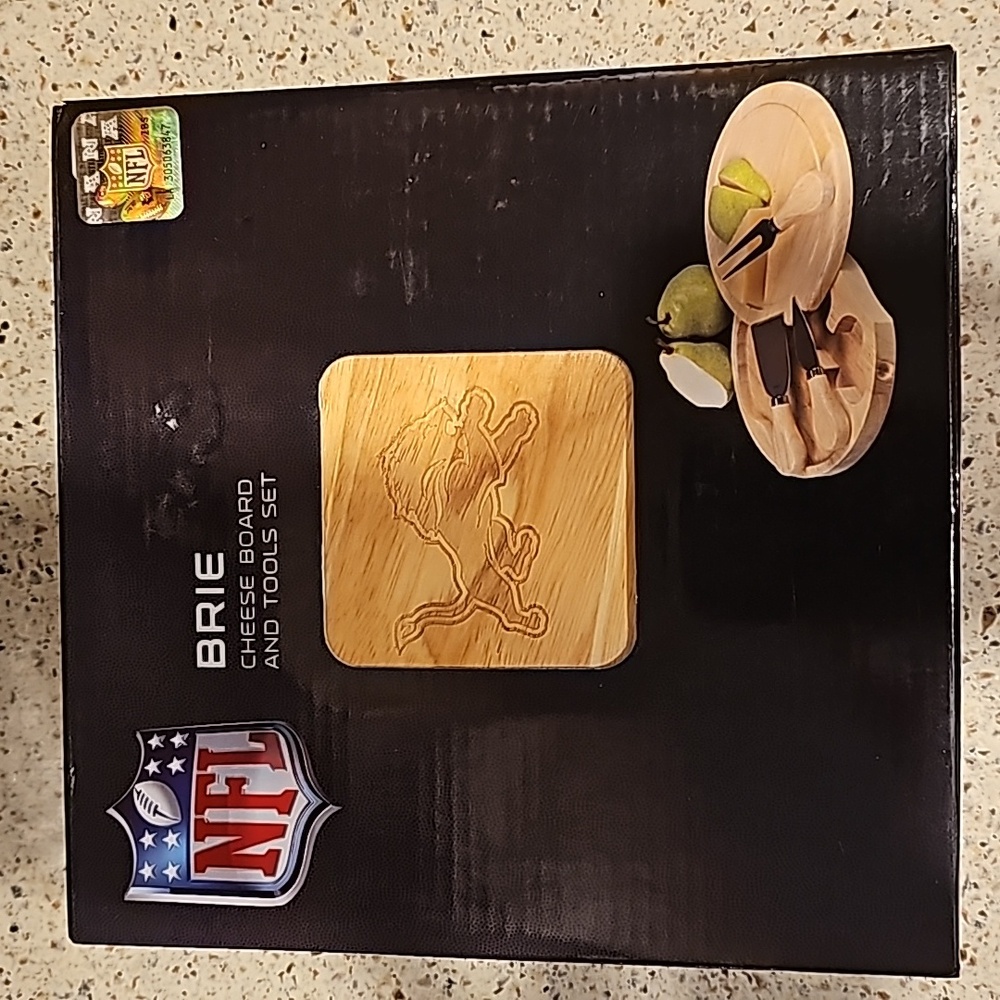 NFL Detroit Lions cheese board and tool set